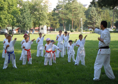 Antrenament Karate Copii si Adulti in parc